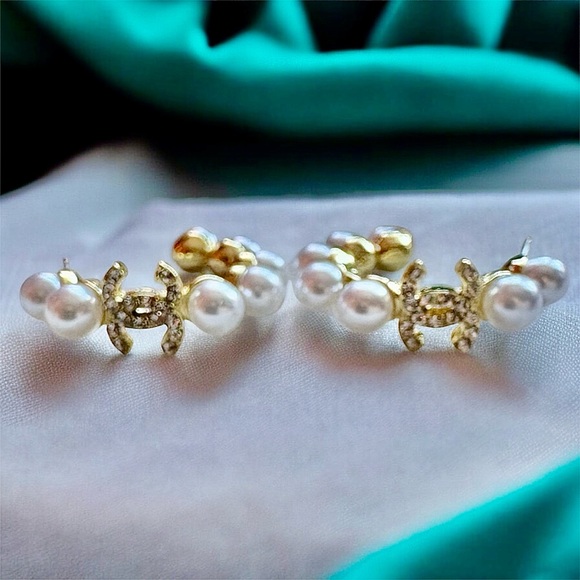 Fashion Jewelry Gold plated and Pearl Crystal Earrings - Picture 3 of 3